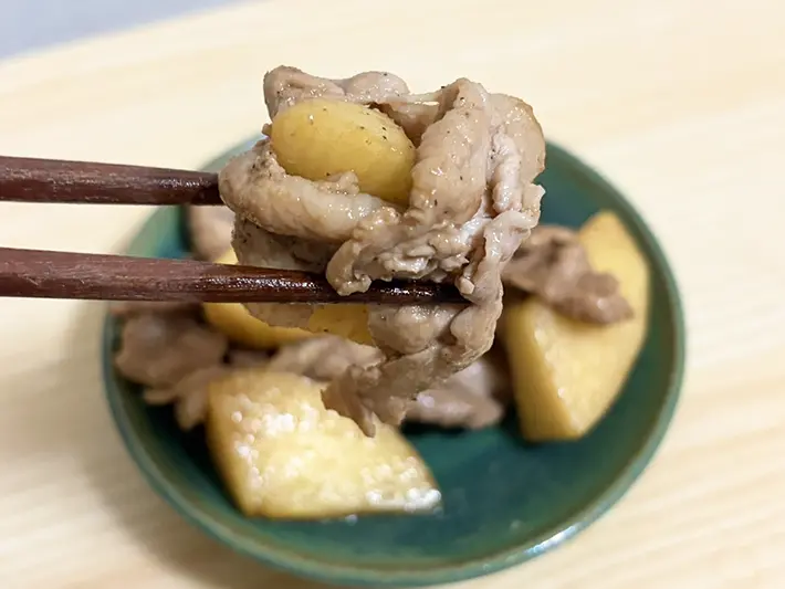 豚肉とリンゴを醤油で炒めた写真（撮影：grapeフード編集部）