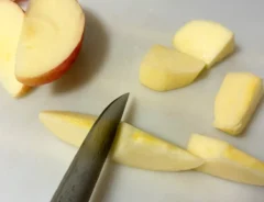 リンゴを切る写真（撮影：grapeフード編集部）