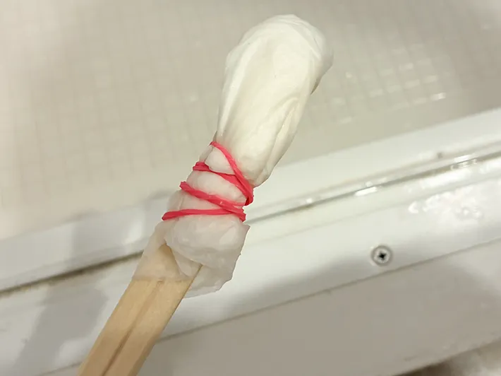 割り箸に巻きつけたキッチンペーパー（撮影：grapeライフハック編集部）