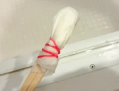 割り箸に巻きつけたキッチンペーパー（撮影：grapeライフハック編集部）