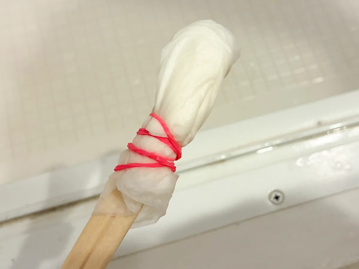 割り箸に巻きつけたキッチンペーパー（撮影：grapeライフハック編集部）