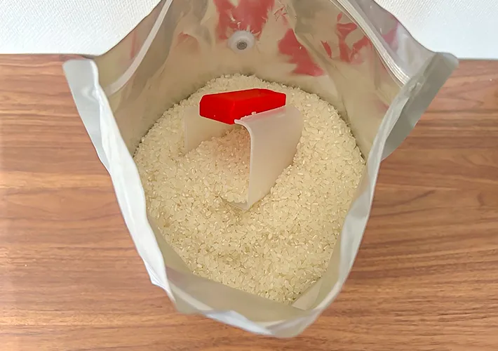 『鷹の爪が入る お米の計量カップ』の写真（撮影：grape編集部）