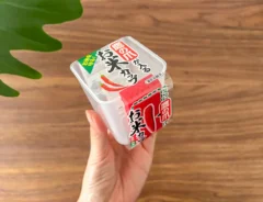 『鷹の爪が入る お米の計量カップ』の写真（撮影：grape編集部）
