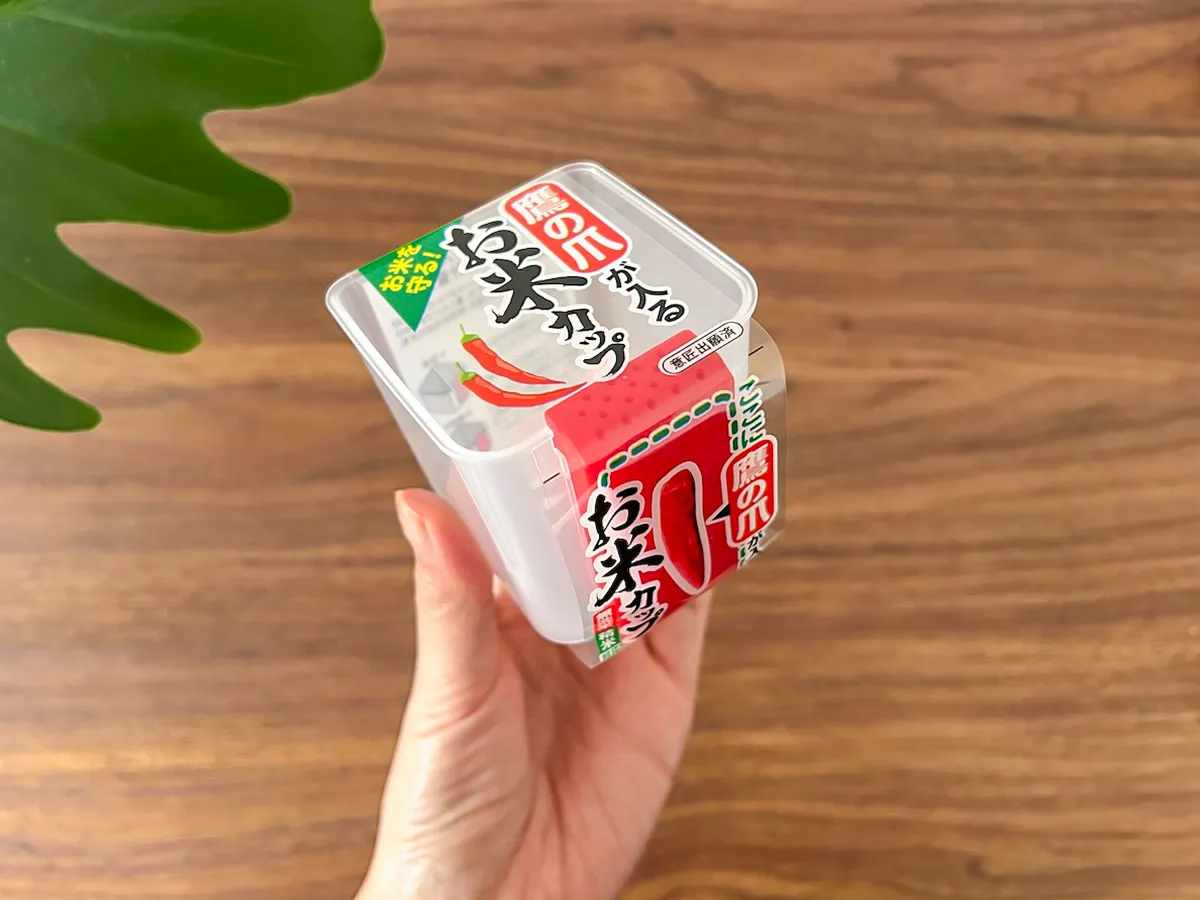 『鷹の爪が入る お米の計量カップ』の写真（撮影：grape編集部）