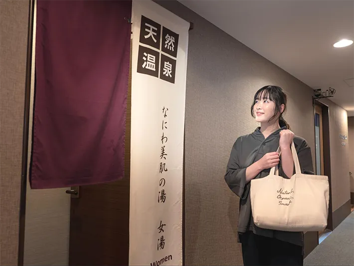 館内着を着た女性の写真