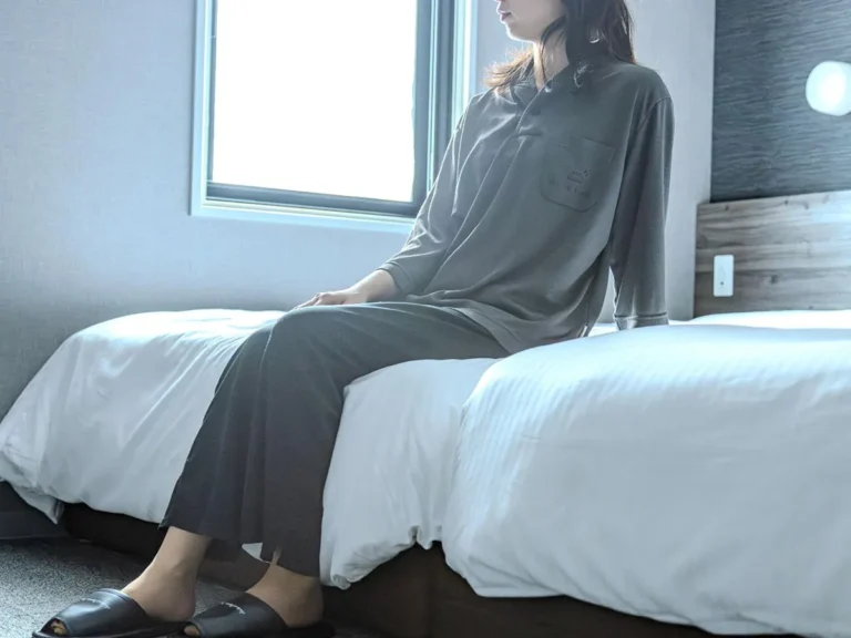 館内着を着た女性の写真