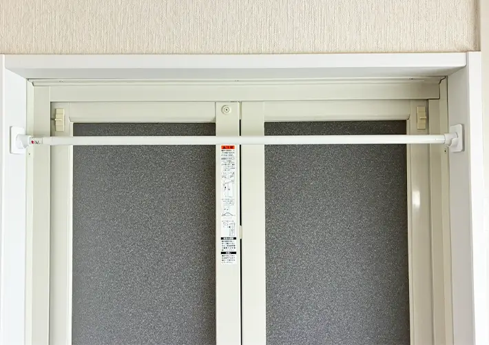 つっぱり棒の活用写真（撮影：grapeライフハック編集部）