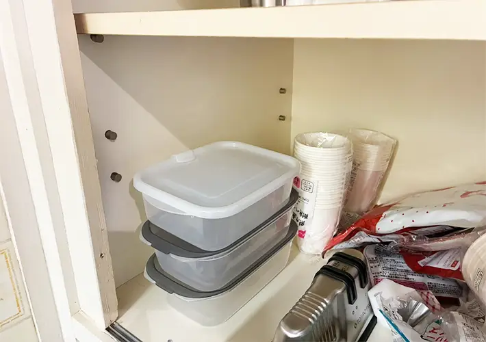 ごちゃごちゃキッチン棚の写真（撮影：grapeライフハック編集部）
