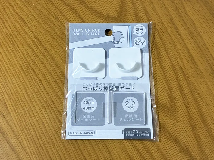 机の上に置かれたつっぱり棒壁面ガード（撮影：grapeライフハック編集部）