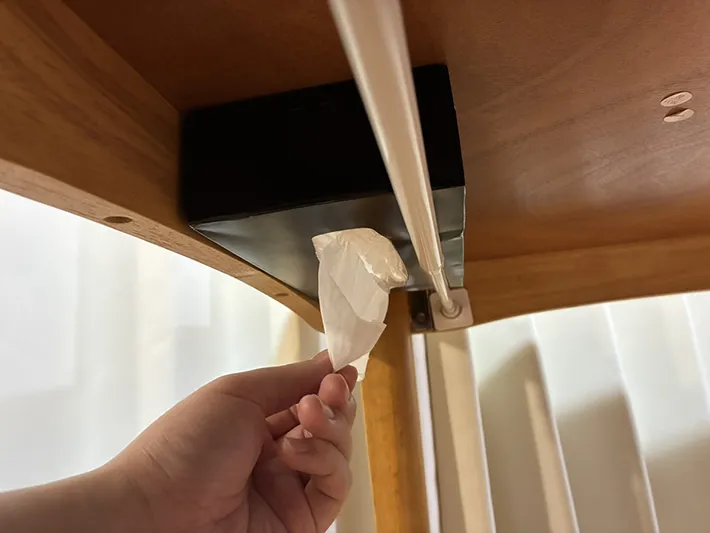 机下のティッシュを引き出す場面（撮影：grapeライフハック編集部）