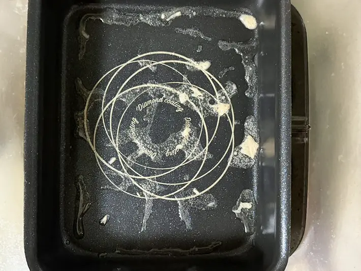 ツナ缶の油を玉子焼き器に垂らした写真（撮影：grapeフード編集部）