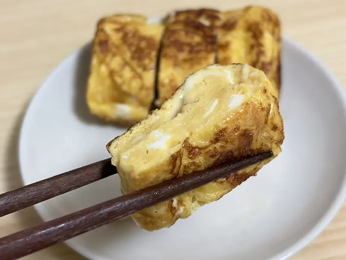 玉子焼きを食べる写真（撮影：grapeフード編集部）