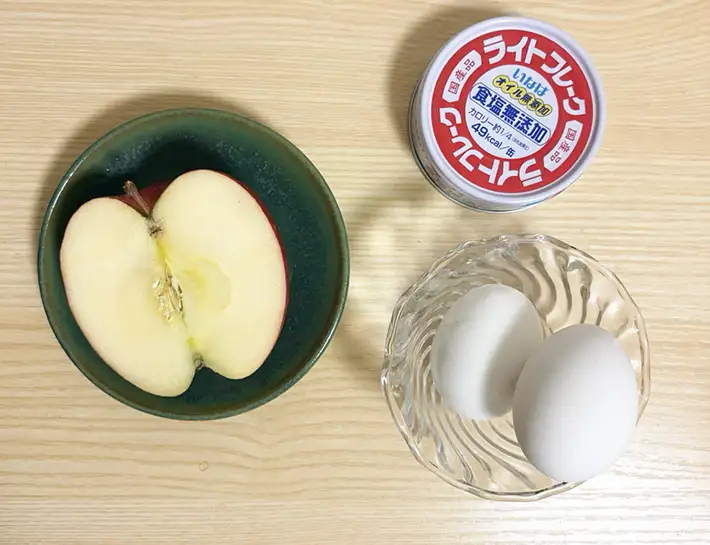 卵、ツナ缶、リンゴの写真（撮影：grapeフード編集部）