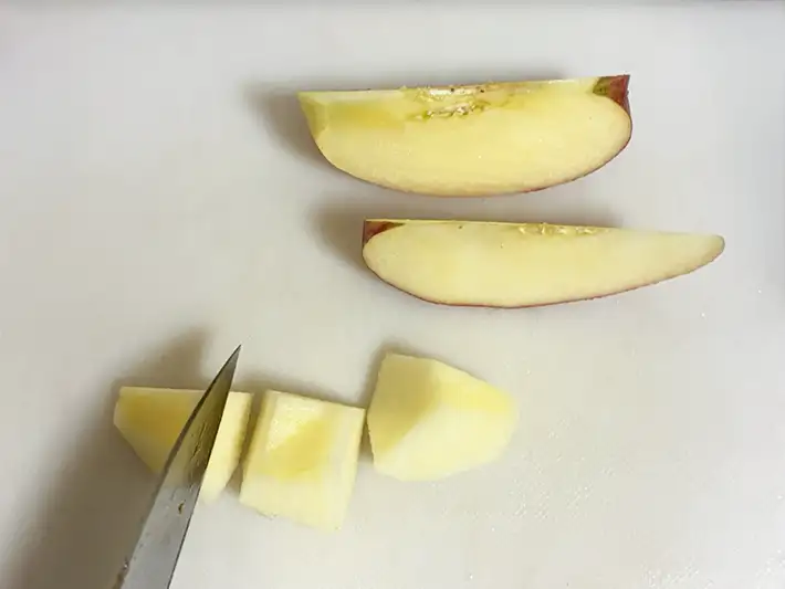 リンゴを切る写真（撮影：grapeフード編集部）