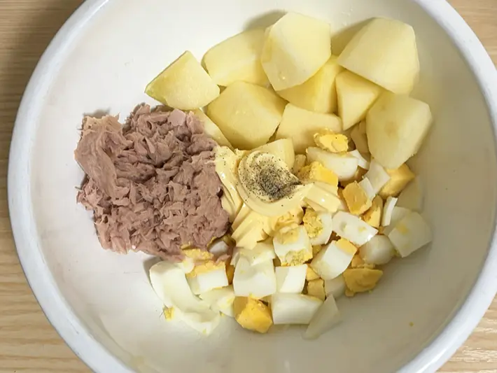 材料をすべてボウルに入れた写真（撮影：grapeフード編集部）