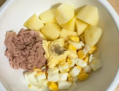 ツナマヨの材料をすべてボウルに入れた写真（撮影：grapeフード編集部）