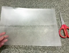 クリアファイルの一部をカットする写真（撮影：grapeライフハック編集部）