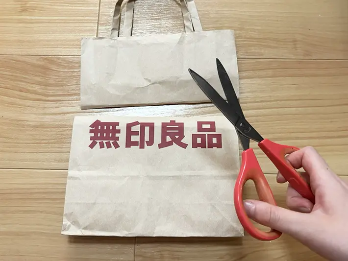 紙袋をカットする写真（撮影：grapeライフハック編集部）