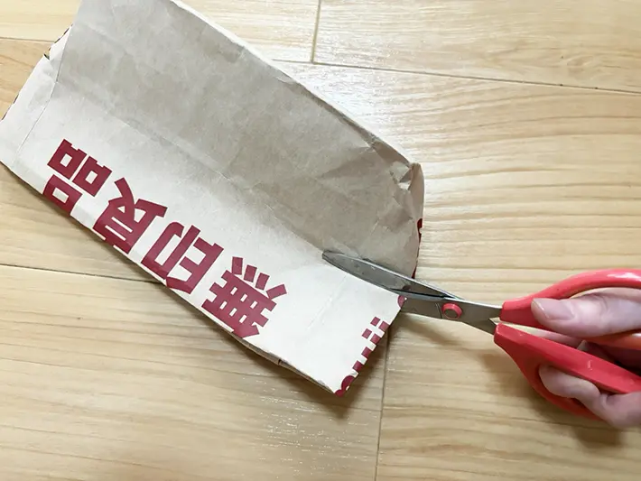 紙袋に切り込みを入れる写真（撮影：grapeライフハック編集部）