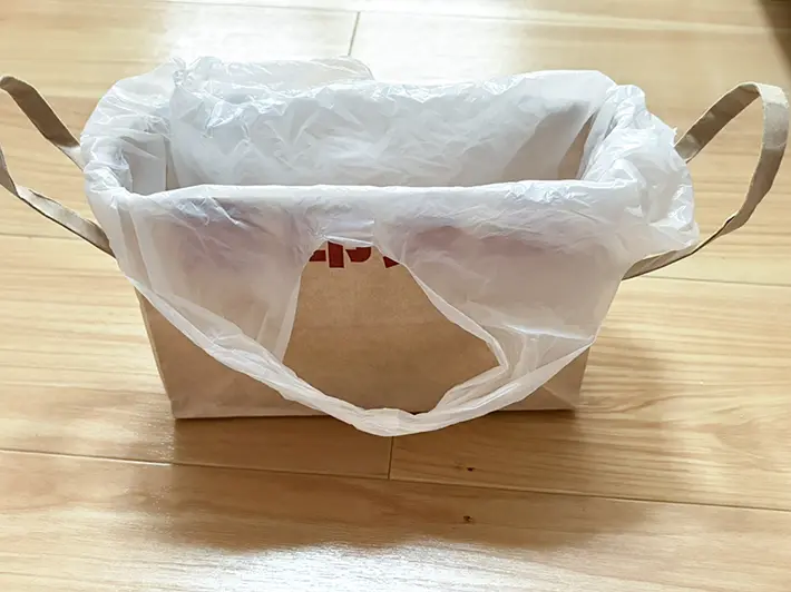 紙袋にビニール袋をかぶせる写真（撮影：grapeライフハック編集部）