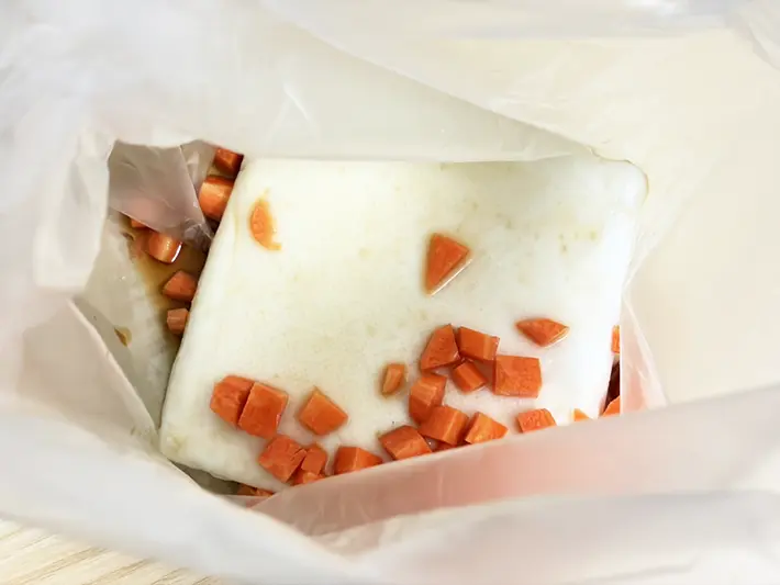食品用ポリ袋にはんぺんやニンジンを入れた写真（撮影：grapeフード編集部）
