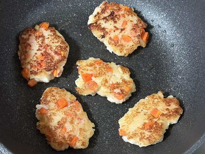 はんぺんとニンジンを混ぜ合わせたのをフライパンで焼く写真（撮影：grapeフード編集部）