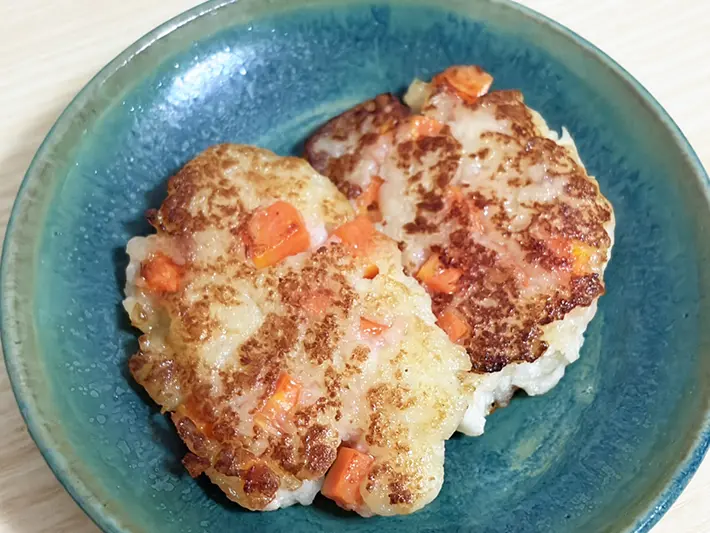 ニンジンとはんぺんを混ぜて焼いた料理の写真（撮影：grapeフード編集部）