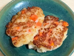 ニンジンとはんぺんを混ぜて焼いた料理の写真（撮影：grapeフード編集部）