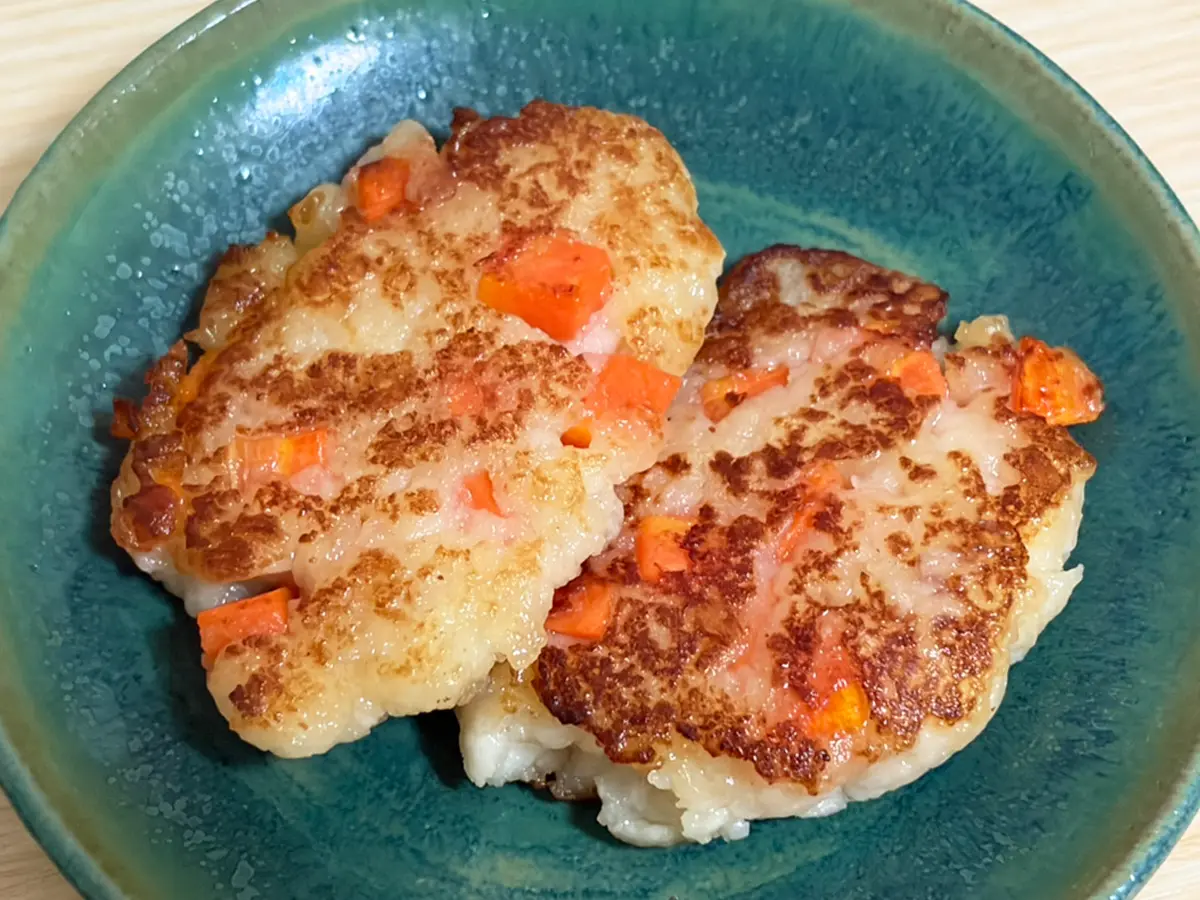 ニンジンとはんぺんを混ぜて焼いた料理の写真(撮影:grapeフード編集部)