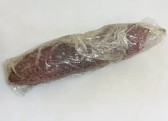 サツマイモをキッチンペーパーとラップで包んだ写真（撮影：grapeフード編集）