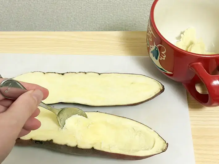 サツマイモの中身をくり抜く写真（撮影：grapeフード編集）