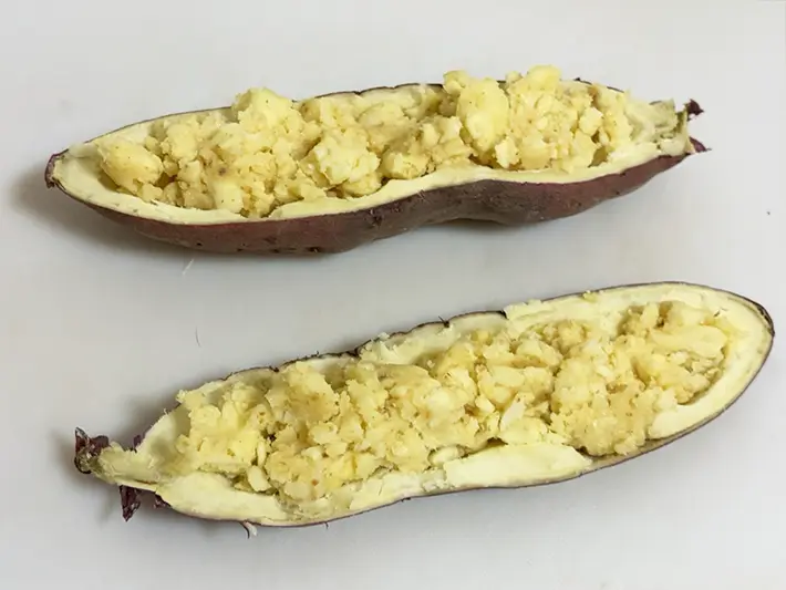 カレー粉と混ぜた中身をサツマイモに戻す写真（撮影：grapeフード編集）
