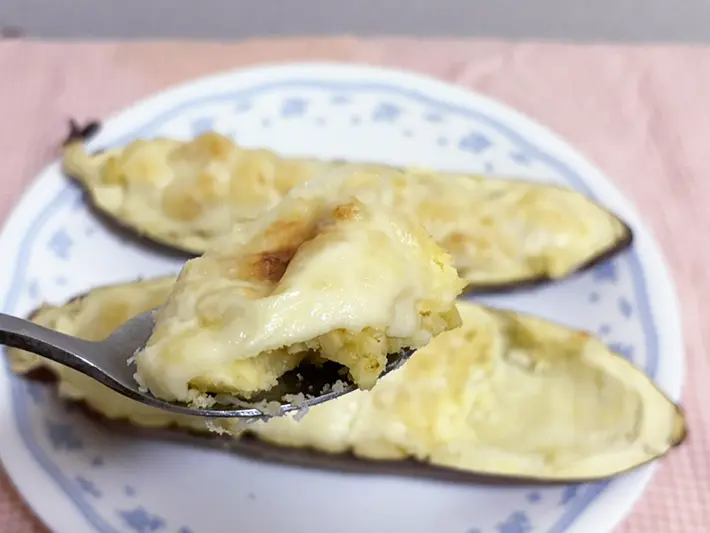 サツマイモ料理を食べる写真（撮影：grapeフード編集）