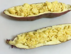 カレー粉と混ぜた中身をサツマイモに戻す写真（撮影：grapeフード編集）