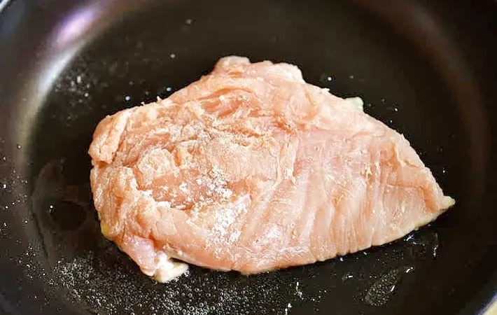 『鶏むね肉の照り焼き』を作る写真（撮影：小泉明代）