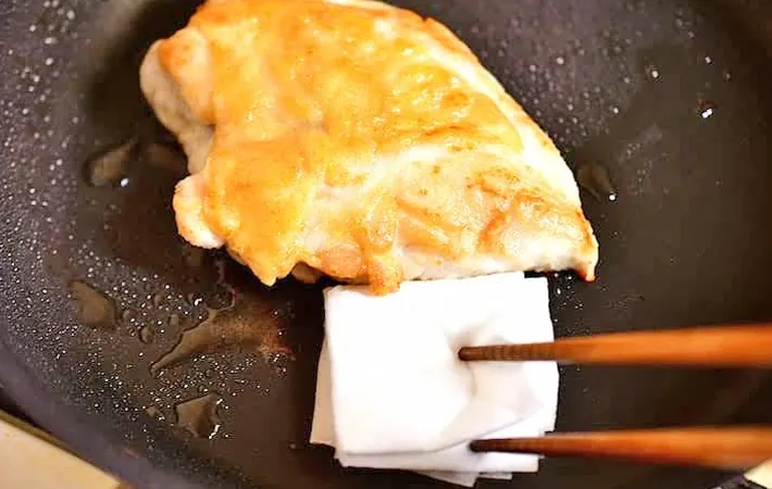 『鶏むね肉の照り焼き』を作る写真（撮影：小泉明代）