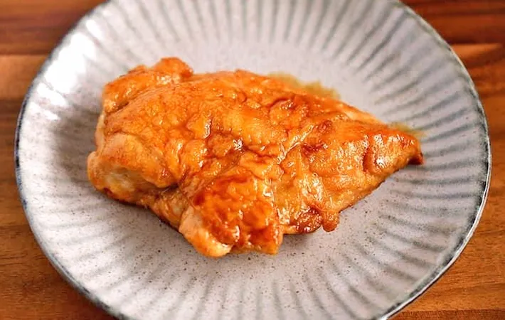 『鶏むね肉の照り焼き』の完成写真（撮影：小泉明代）
