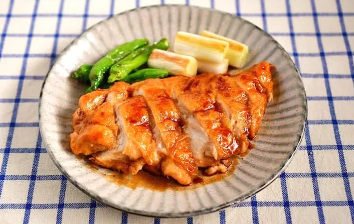 『鶏むね肉の照り焼き』の完成写真（撮影：小泉明代）
