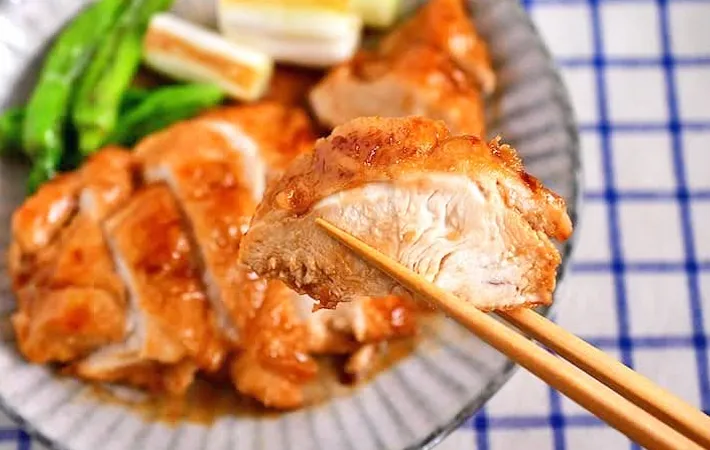 『鶏むね肉の照り焼き』の完成写真（撮影：小泉明代）