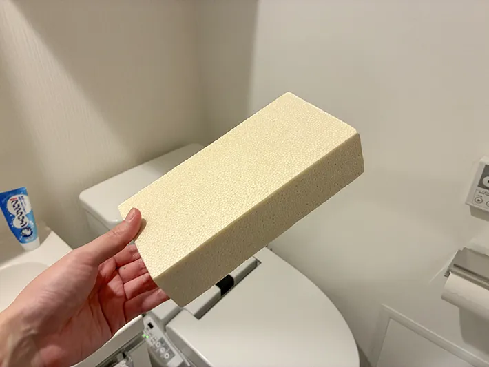トイレで手にする発泡レンガ（撮影：grapeライフハック編集部）