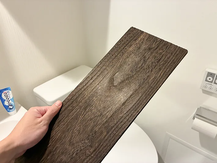 トイレで手にする木板（撮影：grapeライフハック編集部）