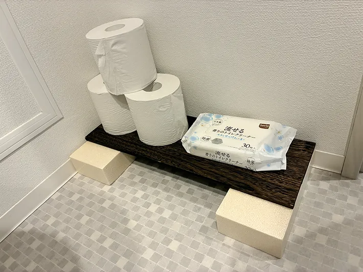 木板の上にのせたトイレットペーパーや掃除クリーナー（撮影：grapeライフハック編集部）
