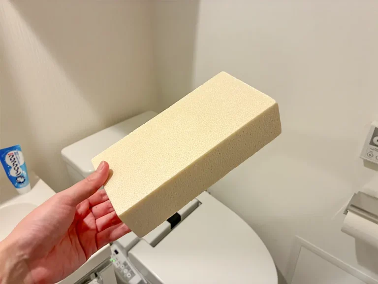 トイレで手にする発泡レンガ（撮影：grapeライフハック編集部）