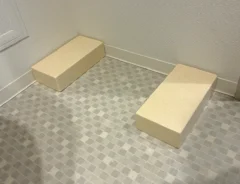 トイレの床に置かれた発泡レンガ（撮影：grapeライフハック編集部）