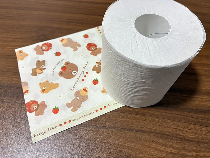 机に置かれたトイレットペーパーとペーパーナプキン（撮影：grapeライフハック編集部）
