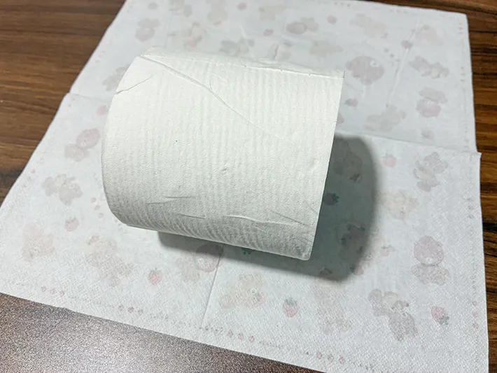 ペーパーナプキンの上に置いたトイレットペーパー（撮影：grapeライフハック編集部）