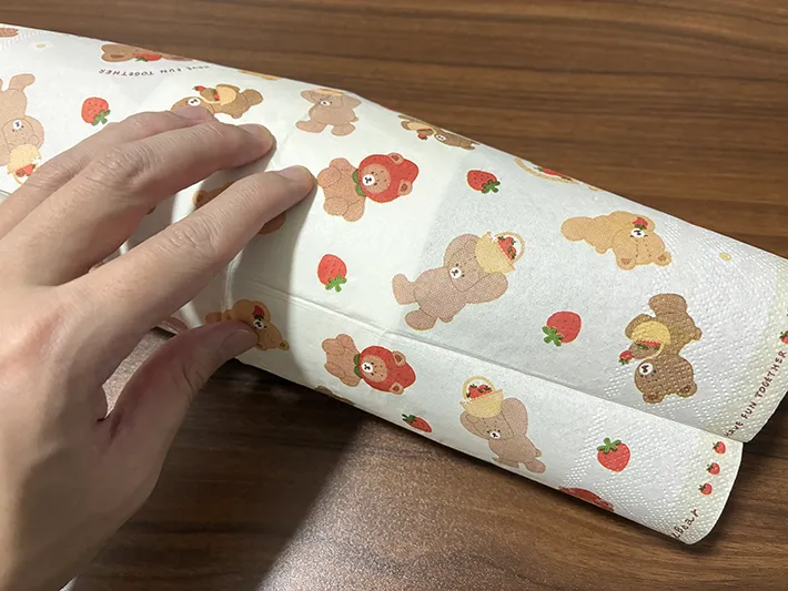 ペーパーナプキンでトイレットペーパーを巻く場面（撮影：grapeライフハック編集部）