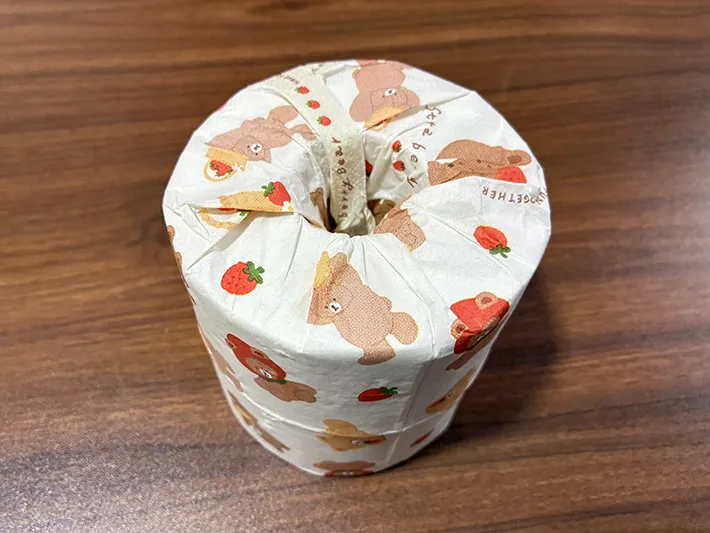 ペーパーナプキンで巻いたトイレットペーパー（撮影：grapeライフハック編集部）