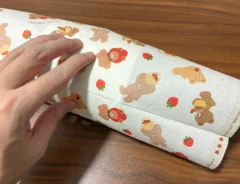 ペーパーナプキンでトイレットペーパーを巻く場面（撮影：grapeライフハック編集部）