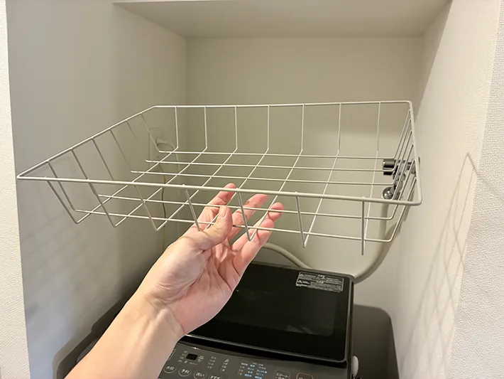 洗濯機そばで手にするトレー（撮影：grapeライフハック編集部）